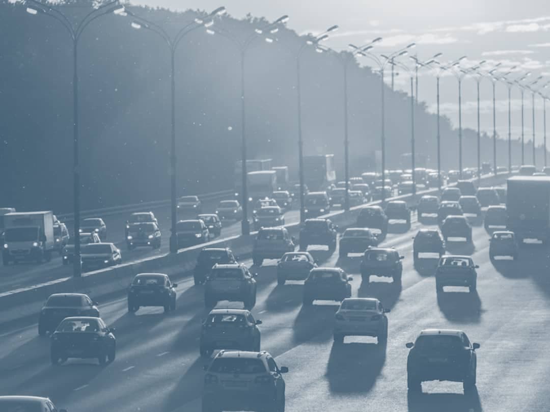 Auto-estrada com várias faixas e muitos veículos em circulação