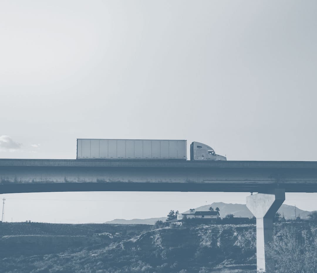 Camião de mercadorias a atravessar uma ponte